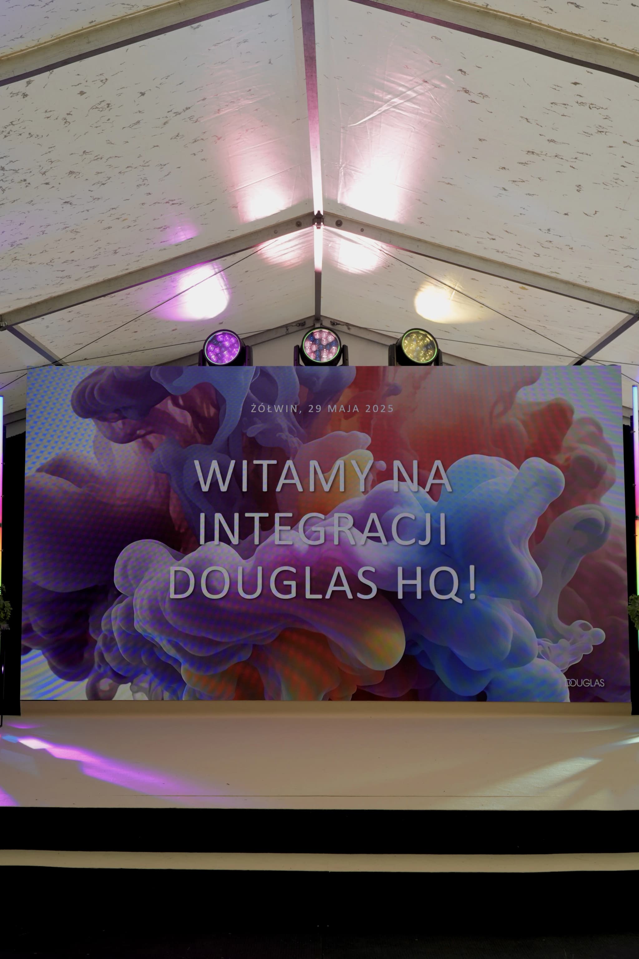 Powitalny ekran LED wewnątrz namiotu eventowego