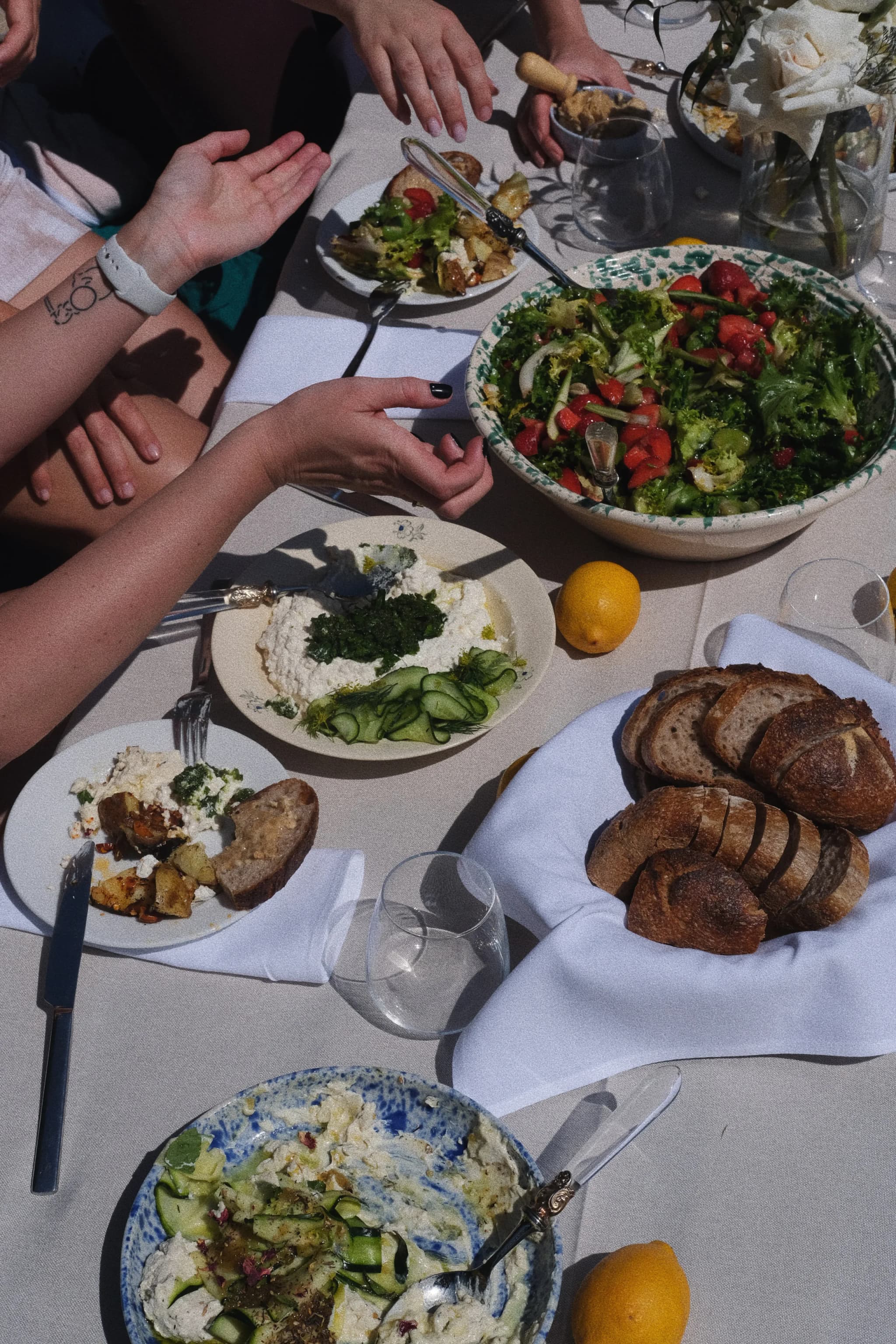 Wspólny lunch w stylu mezze w plenerze