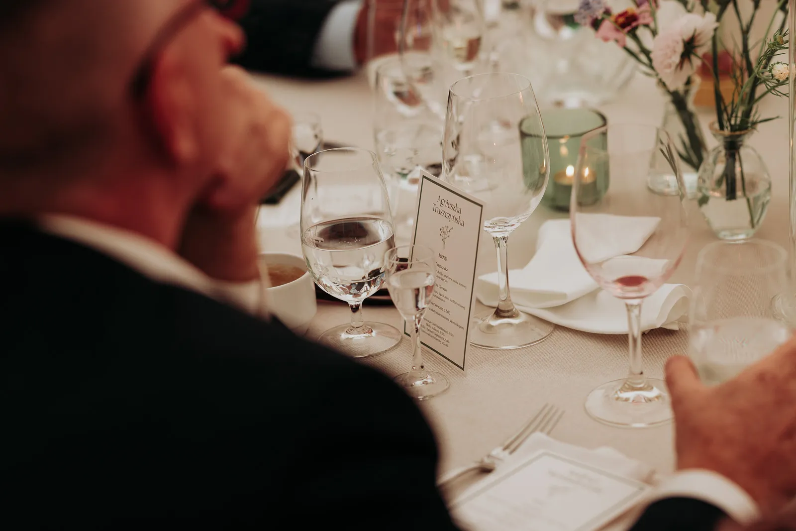 Spersonalizowana karta menu i nakrycie stołu