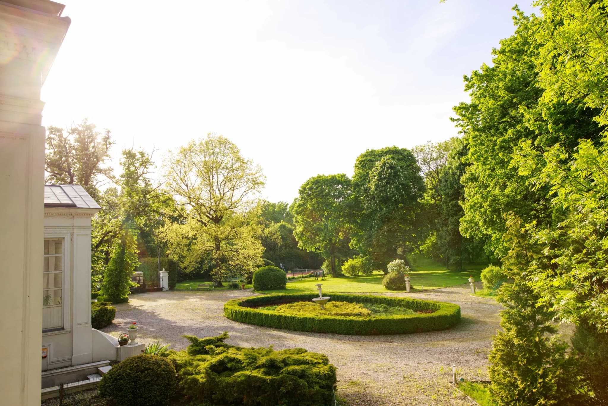 Ogród z fontanną i naturalistyczny park otaczający pałac