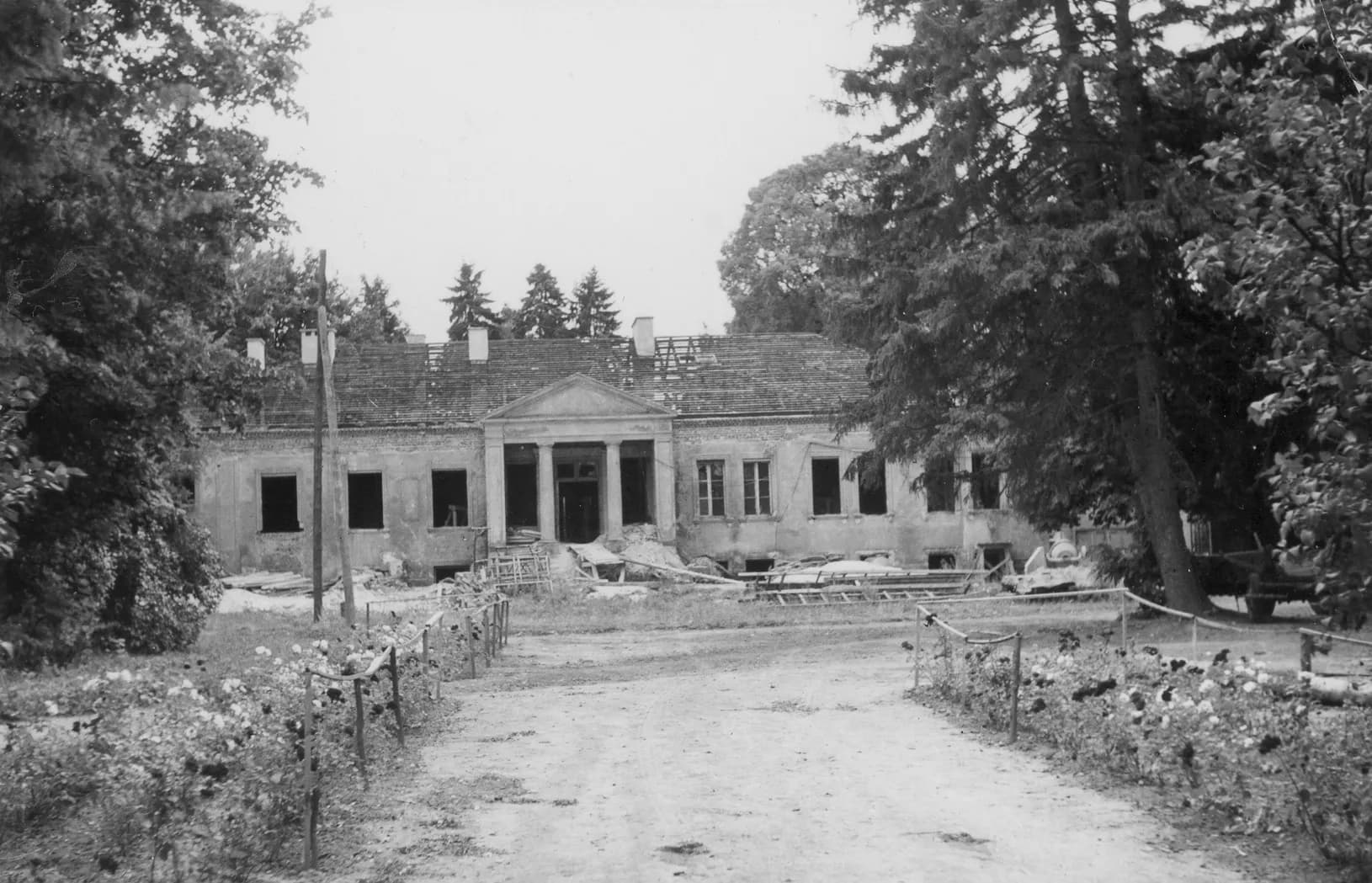 Archiwalna fotografia uszkodzonej fasady pałacu w trakcie odbudowy